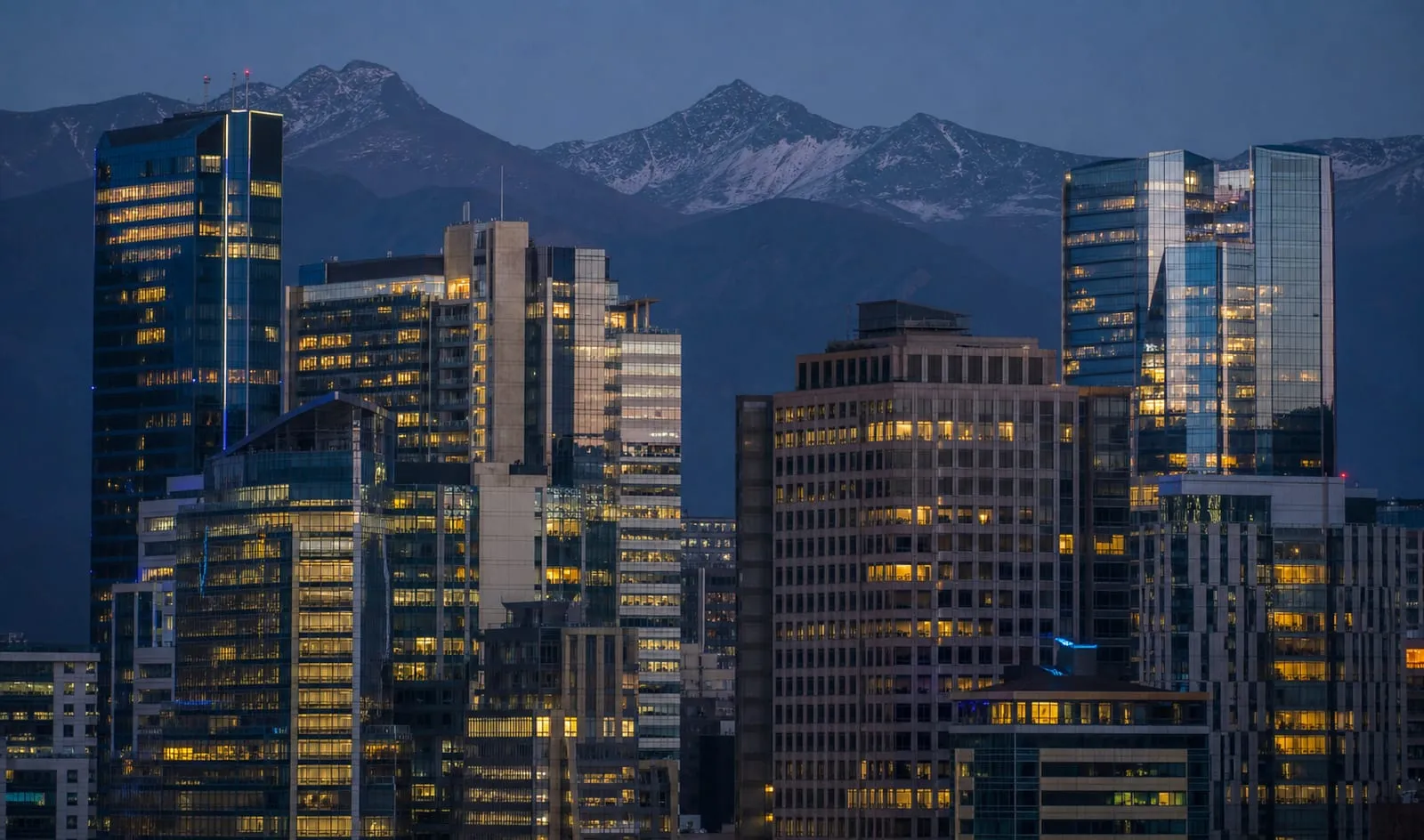 Skyline de Santiago al atardecer con la cordillera de los Andes de fondo.